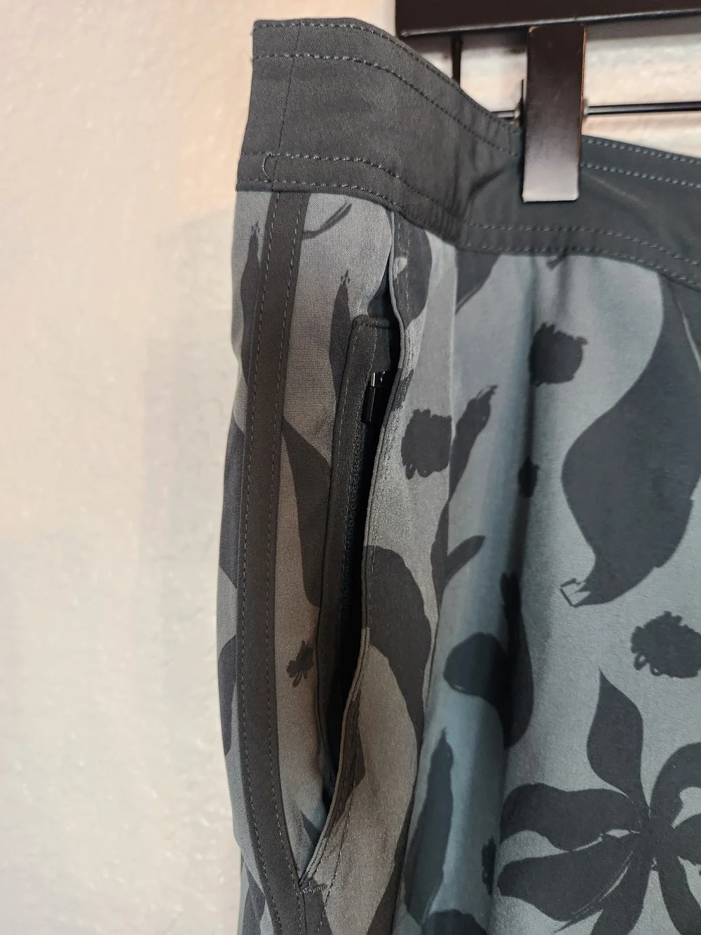 Vuori Men's Cruise Boardshorts featuring a blue hydrangea botanical size 36 V314